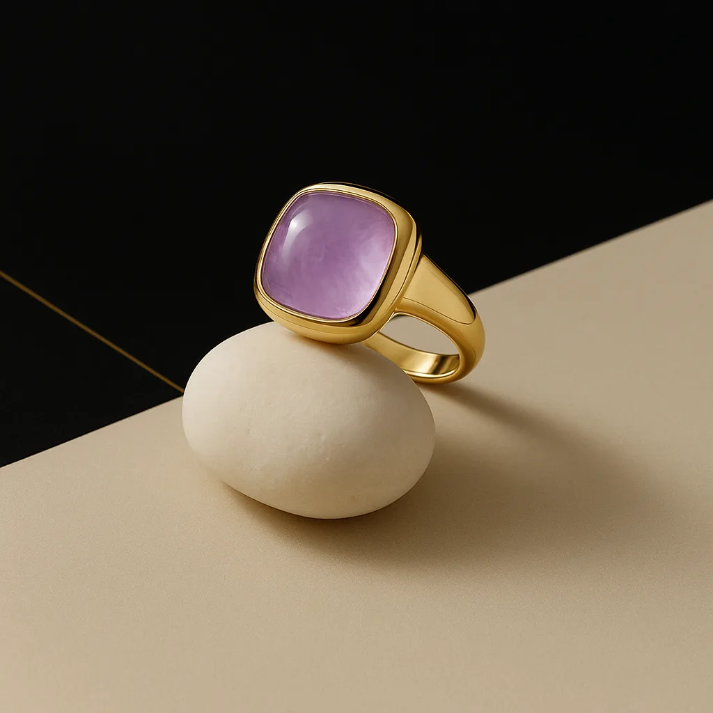 Anello Quiete in oro con ametista lilla su fondo avorio