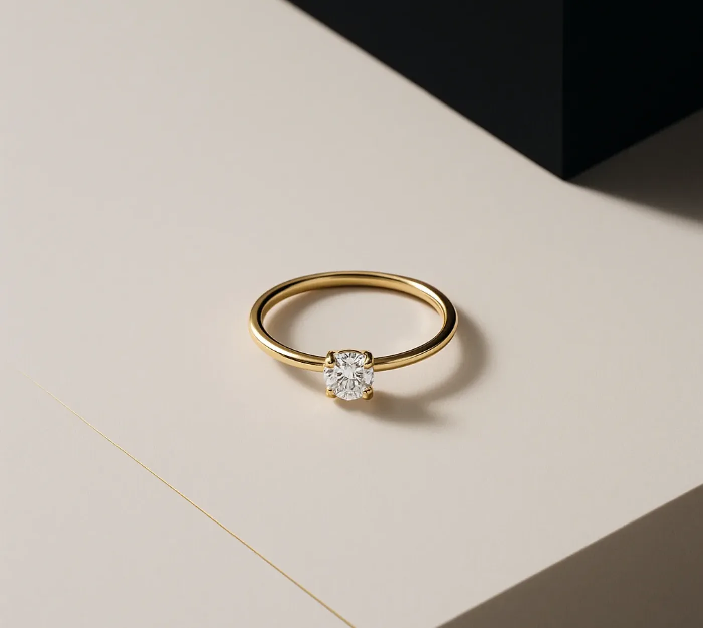 Pendente Essenza in argento placcato oro 18KT con topazio bianco ovale, su spigolo di pietra chiara