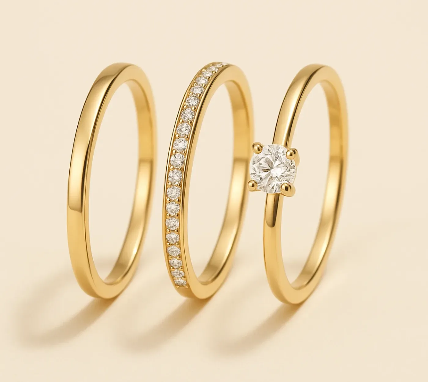 Tre anelli sottili in argento placcato oro 18KT affiancati: fascia liscia, fascia con pavé e solitario