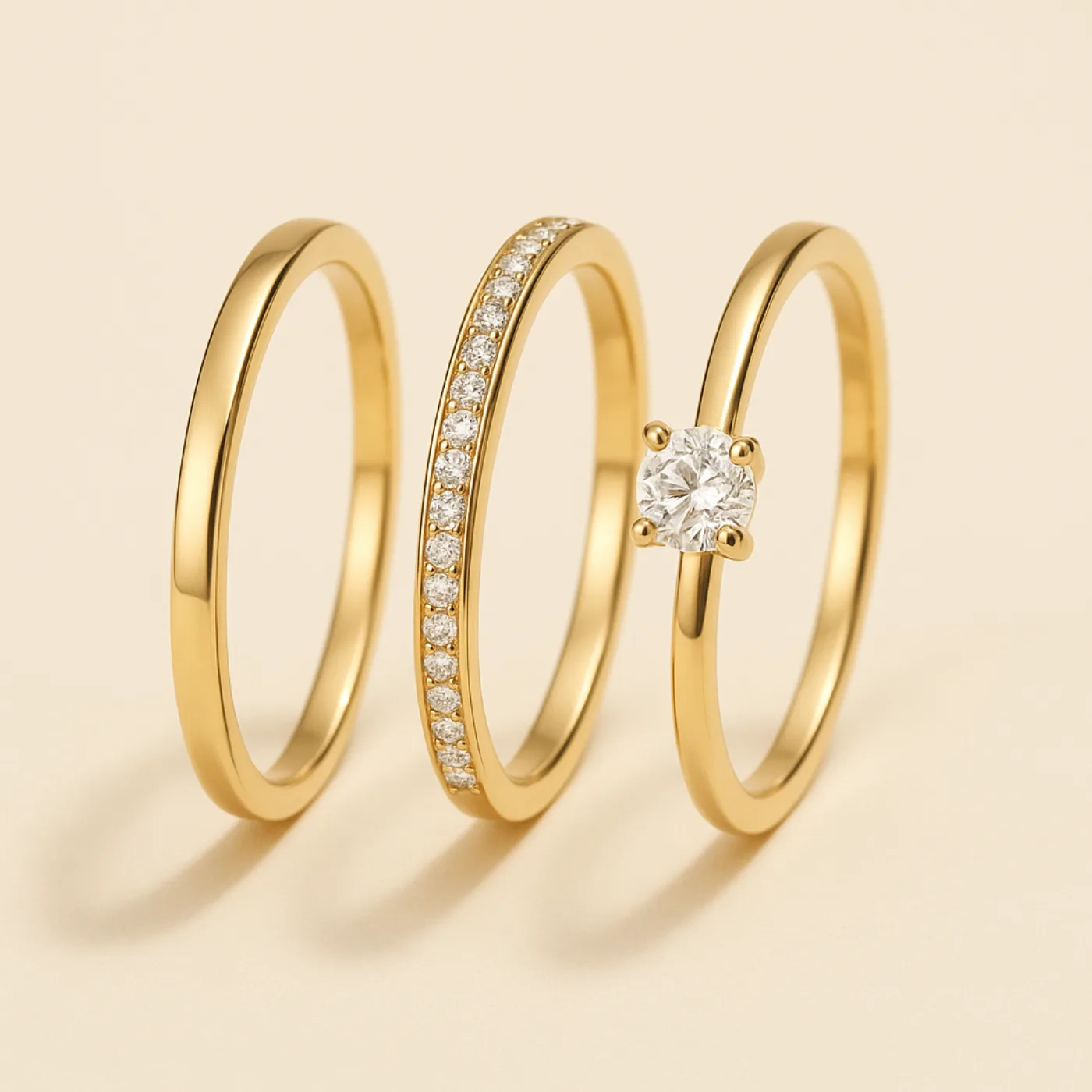 Tre anelli sottili in argento placcato oro 18KT affiancati: fascia liscia, fascia con pavé e solitario